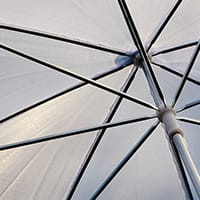 Las víctimas de accidentes de tráfico cuentan con una protección más amplia en nuestro país desde principios de año. El 1 de enero de 2016 entraba en vigor una norma que actualiza el sistema vigente desde 1995. El Nuevo Baremo mejora el tratamiento para resarcir a los perjudicados por accidente de tráfico y actualiza el sistema de indemnizaciones. Las principales novedades son: - Se eleva hasta en un 50% de media la cuantía de la indemnización en caso de fallecimiento. - Los familiares de víctimas fallecidas o grandes lesionados tienen derecho al resarcimiento durante un máximo de 6 meses de los gastos de tratamiento médico y psicológico que necesiten. - Las indemnizaciones por secuelas se incrementan en un 35% de media. - Las indemnizaciones por lesiones se incrementan en un 12’8% de media. - Se reconoce por primera vez como beneficiarios en caso de fallecimiento a los allegados a la víctima (personas que hubieran convivido familiarmente con ella durante los inmediatamente anteriores 5 años como mínimo y fueran cercanas en parentesco o afectividad). - Las aseguradoras indemnizarán a los servicios públicos de salud por los gastos derivados. ¿En qué te podemos ayudar? Desde Arriaga Asociados recomendamos un abogado independiente y especializado que te guíe y asesore durante todo el proceso, así obtendrás la indemnización que realmente te corresponde. Si bien la normativa establece mecanismos para valorar los daños sufridos por las víctimas de accidentes de tráfico, puede ocurrir que el perjudicado acabe aceptando una indemnización menor de la que le corresponde. Esto puede suceder porque cuando la persona reclama la indemnización a la compañía aseguradora no tiene los conocimientos necesarios en valoración del daño corporal ni la experiencia adecuada para evaluar la oferta que el seguro le propone. Además, el lesionado incluso puede perjudicar el éxito de su propia reclamación (sin quererlo), por desconocimiento. En importante tener en cuenta que las pólizas de seguro del vehículo suelen cubrir los gastos derivados de la defensa jurídica. Es decir, el coste del abogado particular correría a cargo de la compañía aseguradora (con el límite que la misma disponga).