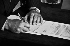 En las herencias tambien hay que prestar atencion a la figura de la sucesion y la desheredacion FUENTE flickr.com