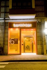 La mayoria de afectados por preferentes de Bankinter tampoco recibieron informacion antes de firmar los contratos FUENTE commons.wikimedia.org