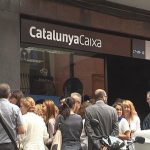 Trabajadores concentrados ante una de las sedes de Catalunya Caixa