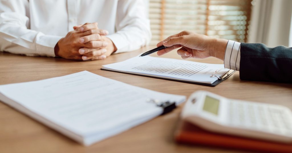 Abogado-analizando-contrato-financiero-para-anular-una-tarjeta-revolving-y-reclamar-intereses-abusivos