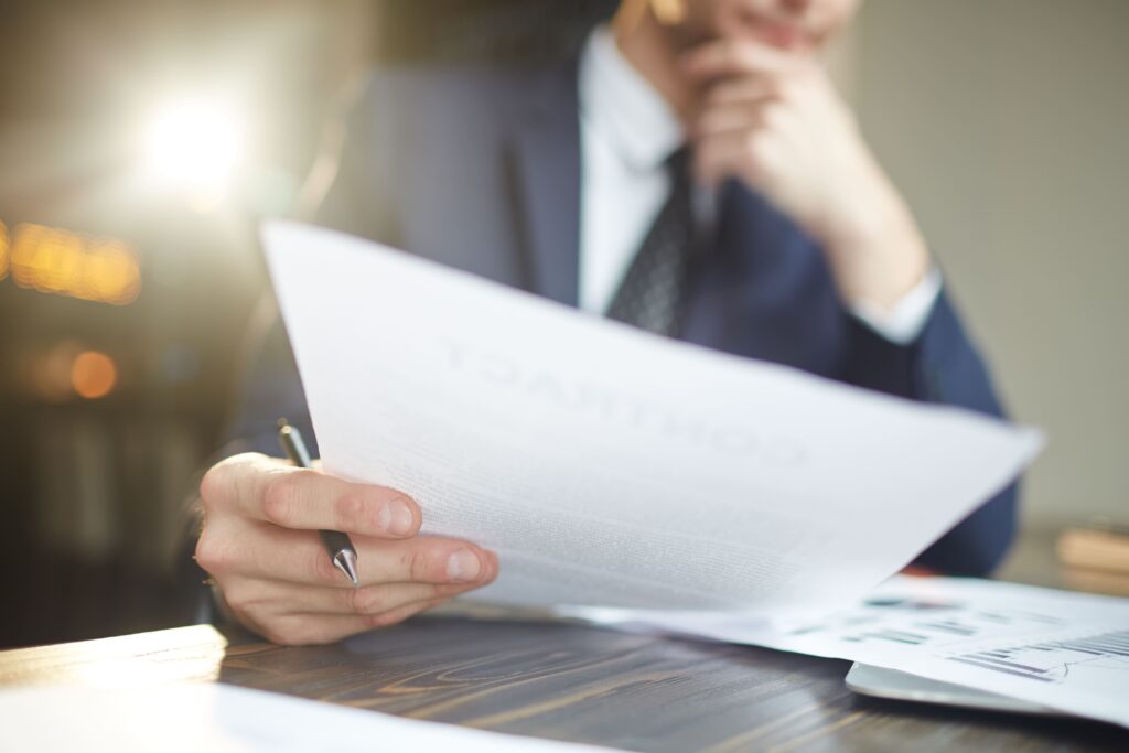 Persona afectada por deudas buscando cómo reclamar una tarjeta revolving y microcréditos con abogados