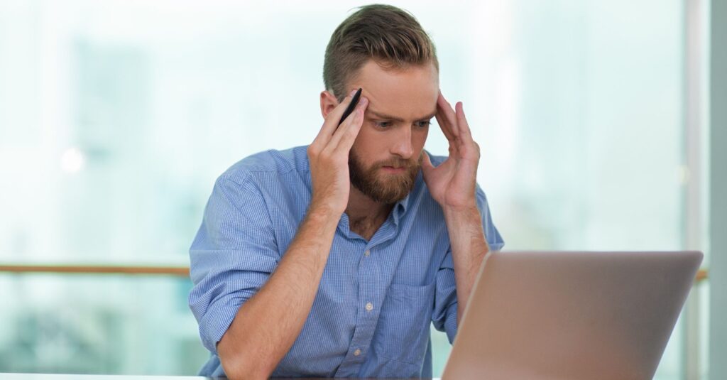 Persona preocupada consultando cuánto cuesta la Ley de Segunda Oportunidad